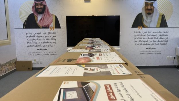 ضمن حملة #بدعمكم_يواصلون_تعليمهم جمعية الإمام تبدأ توزيع الدفعة الأولى من أجهزة الحاسب الآلي
