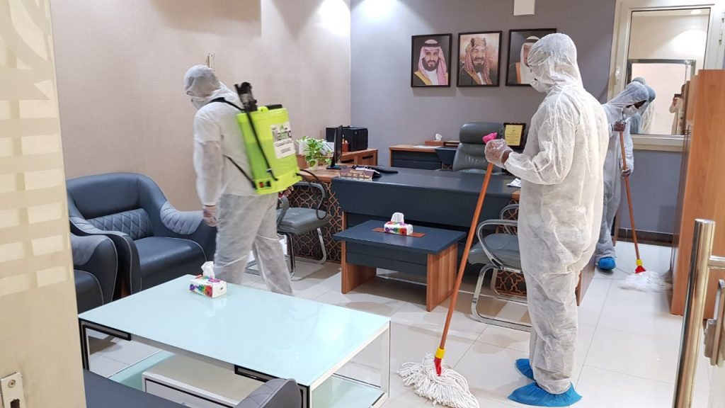 رسمت خطة متكاملة للعودة.. وهيأت بيئة العمل لضمان سلامة الموظفين جمعية الإمام تعقم مباني الجمعية لتهيئتها لعودة الموظفين
