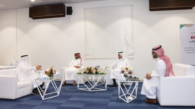 التقى رئيس مجلس الإدارة ونائبه والمدير التنفيذي المقبل يزور جمعية الدرعية ويتعرف على نشاطها