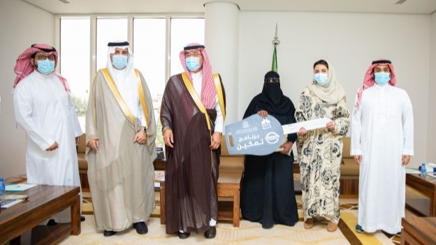 الرئيس الفخري لجمعية الدرعية يسلّم عدداً من الأسر سيارات ضمن برنامج تمكين