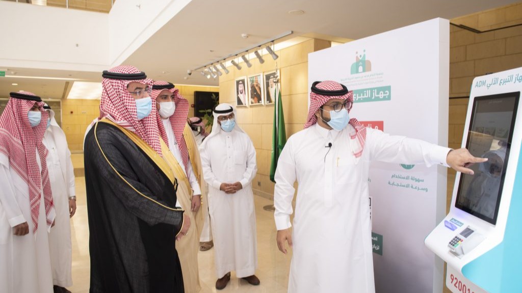 الرئيس الفخري لجمعية الدرعية يدشن أجهزة التبرع الآلي (ADM)