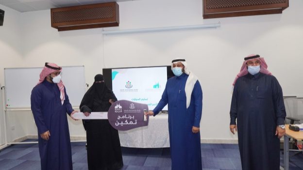 عدداً من أسر جمعية الدرعية يتسلمون سياراتهم ضمن برنامج تمكين