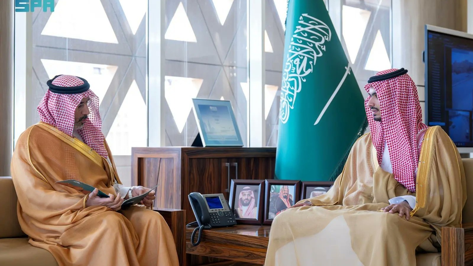 خلال استقباله لمجلس الإدارة والمدير التنفيذي للجمعية الأمير راكان بن سلمان يشيد بدور جمعية الدرعية في خدمة المجتمع وتعزيز التكافل الاجتماعي
